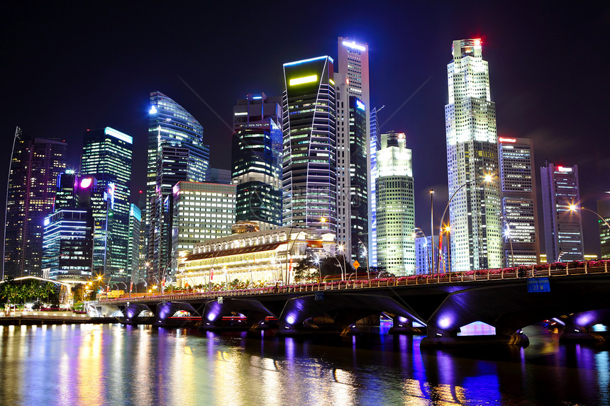 新加坡晚上的城市风景旅行办公室建筑蓝色反射码头旅游景观中心摩天大楼图片