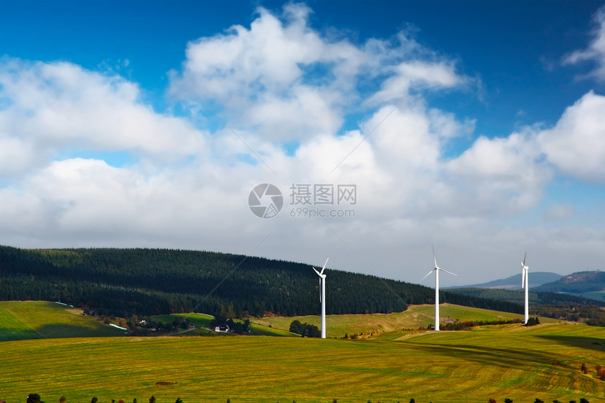 山上风力发电厂和高山图片