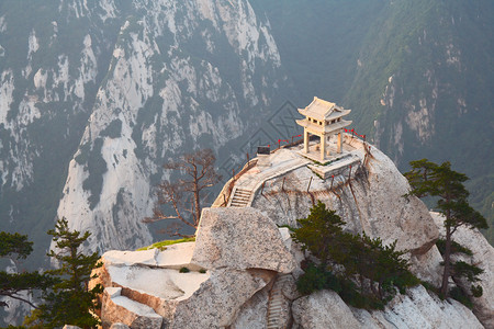 圣山华尚东峰的石塔Haushan建筑学顶峰宝塔爬坡旅游岩石亭子建筑寺庙首脑背景图片