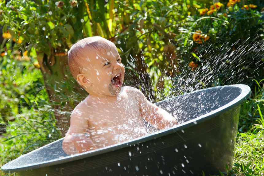 户外婴儿洗澡快乐微笑浴缸打扫卫生儿子童年闲暇幸福洗涤图片