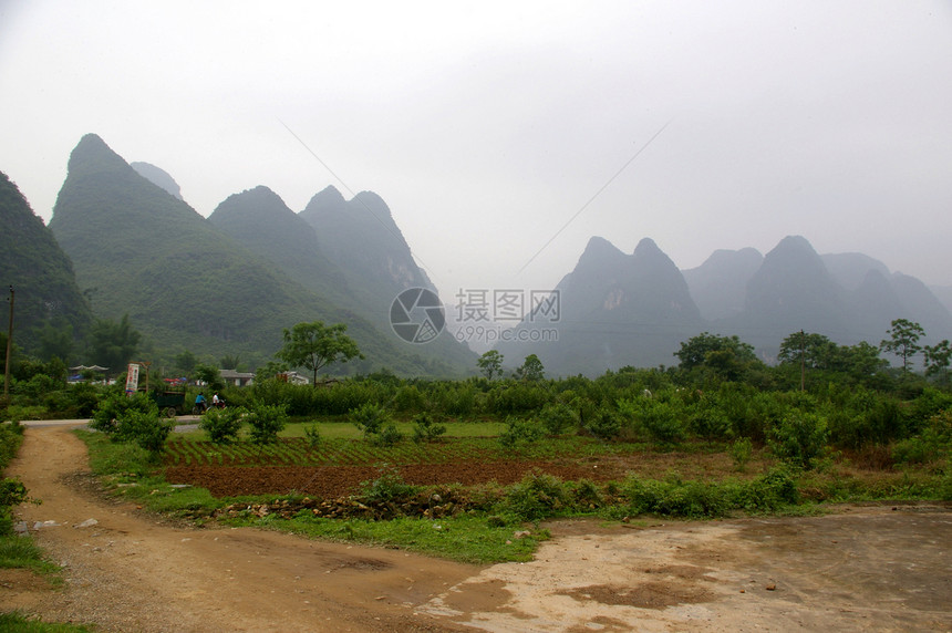 中国美丽的喀斯特山地景观反射天空岩溶水路村庄支撑风景假期旅行观光图片