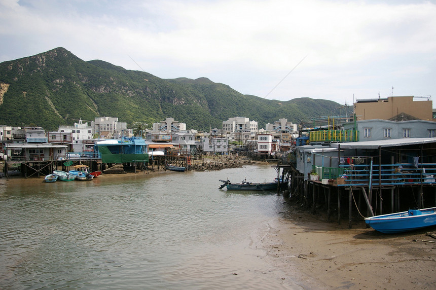 香港Tai O渔业村爬坡窝棚钓鱼住宅蓝色木头风化村庄天空场景图片