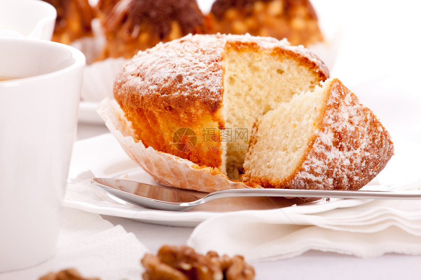 白盘上的甜蛋糕面包棕色粉末餐巾飞碟早餐曲线食物烘烤桌子图片
