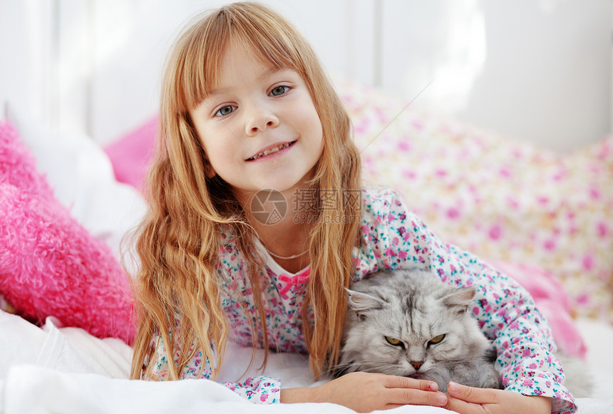 儿童在家休息女性育儿睡衣乐趣朋友们青年动物寝具闲暇孩子图片