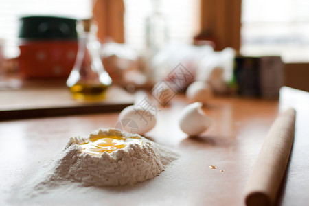 做面包的准备 掌声糕点蛋黄烹饪厨房木头黄色健康餐具蛋糕烘烤背景图片
