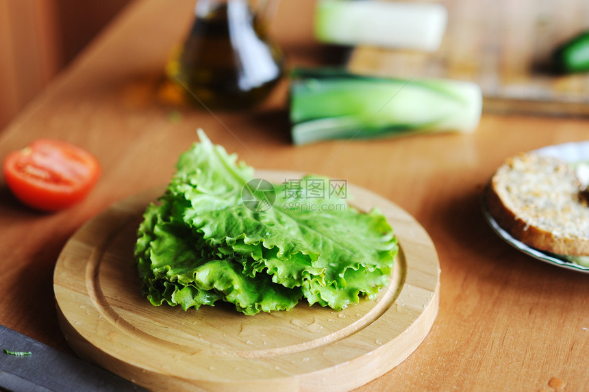 沙拉营养蔬菜午餐绿色木板美食树叶食物