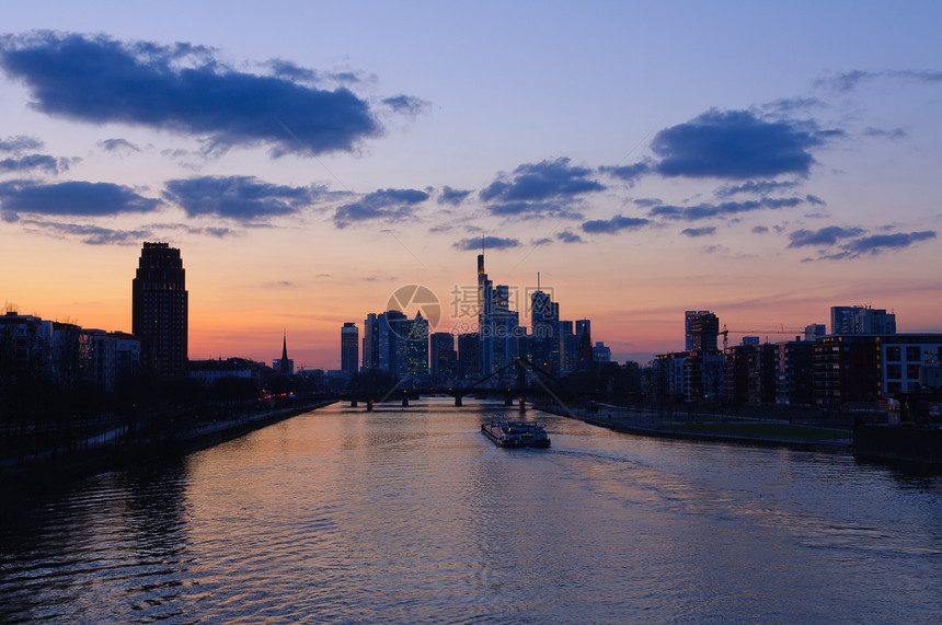 黄昏时德国美因法兰克福观光天空魔法河流世界旅行时刻城市日落摩天大楼图片