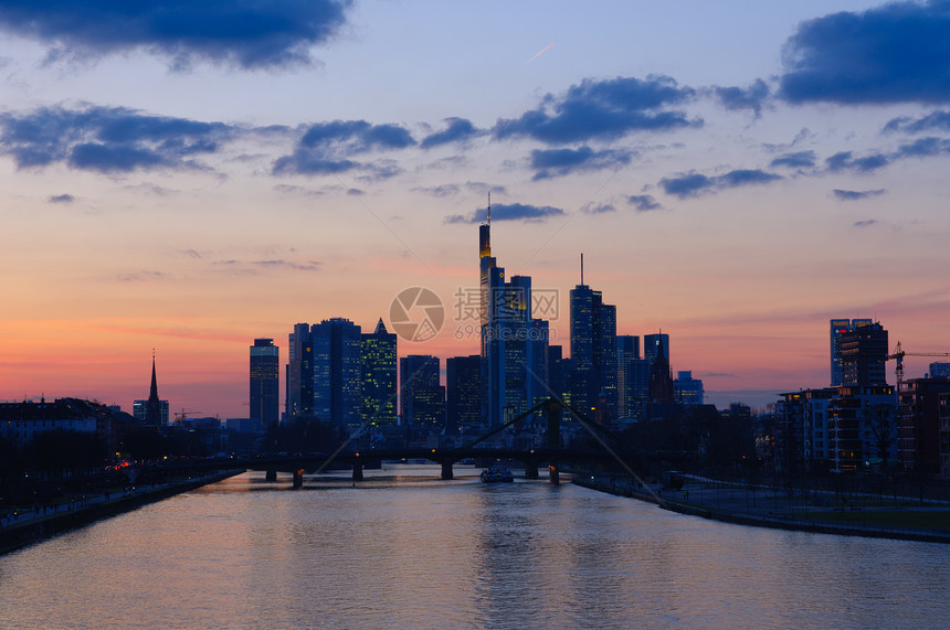 黄昏时德国美因法兰克福天空河流时光魔法梯度高层建筑世界金融观光街道图片