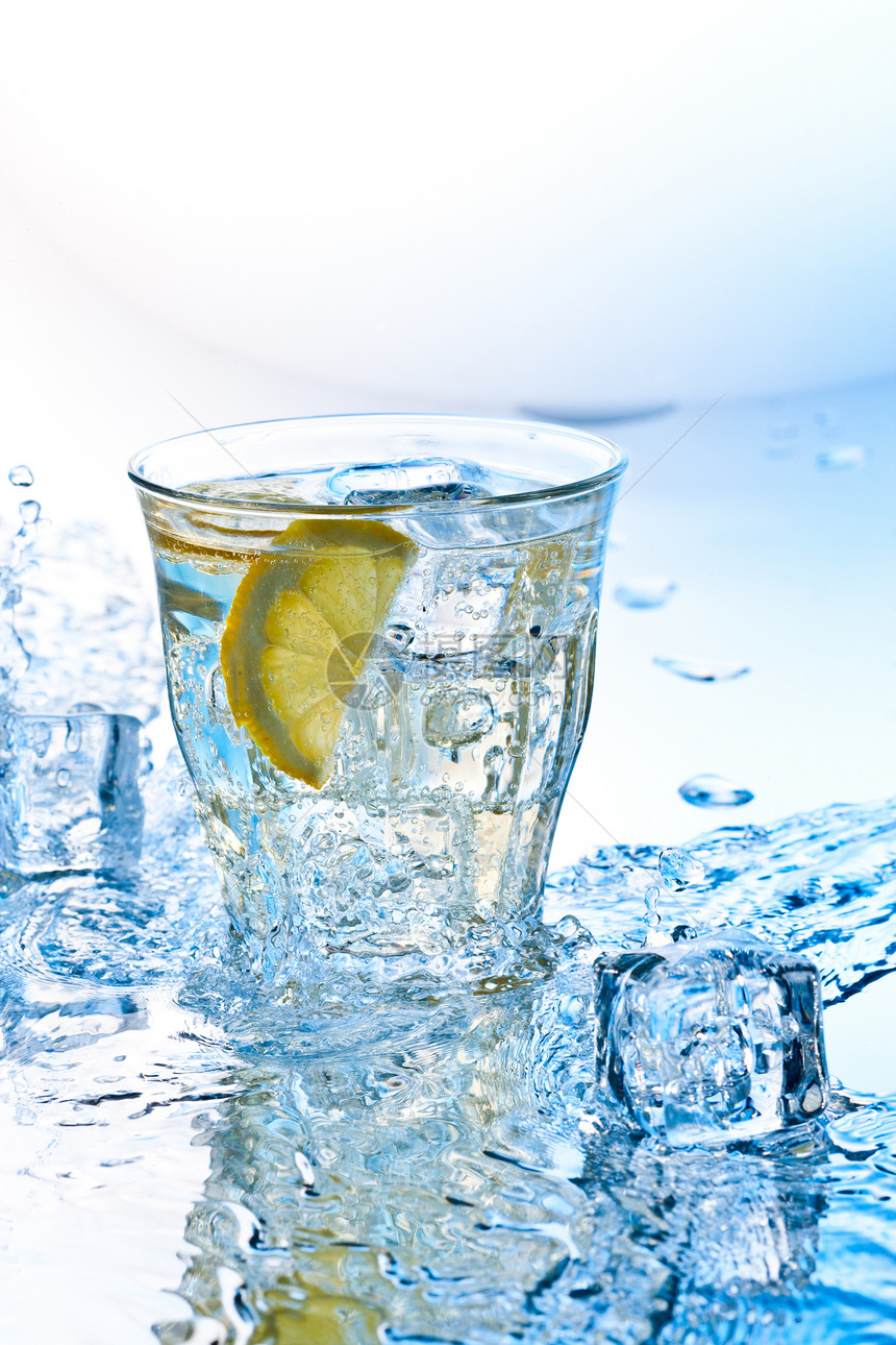 带有冰的苏打水苏打液体玻璃反射水果黄色柠檬蓝色立方体图片