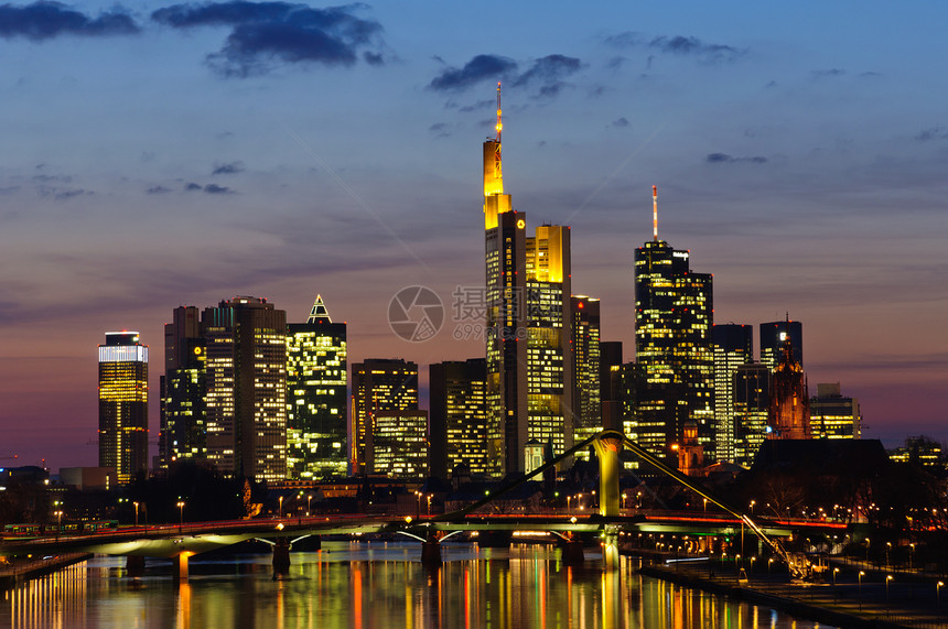 美因法兰克福 德国黄昏的德国金融夜景街道梯度河流旅游蓝天城市观光景观图片