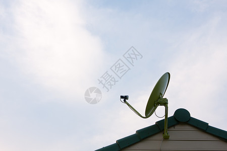 卫星天线在屋顶上手机桅杆车站信号微波技术细胞移动发射机场地交流高清图片素材