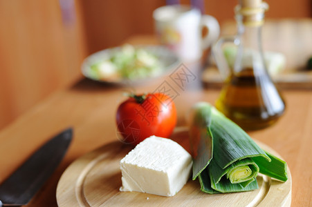 健康食品营养午餐绿色沙拉蔬菜韭葱树叶美食厨房木板素食主义者高清图片素材