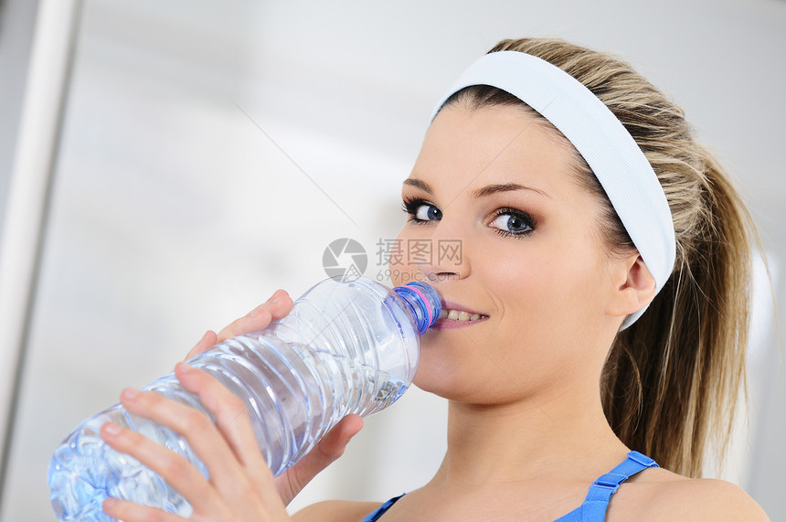 瓶装水玻璃老师妻子辅导训练瓶子运动拉伸女性团队图片