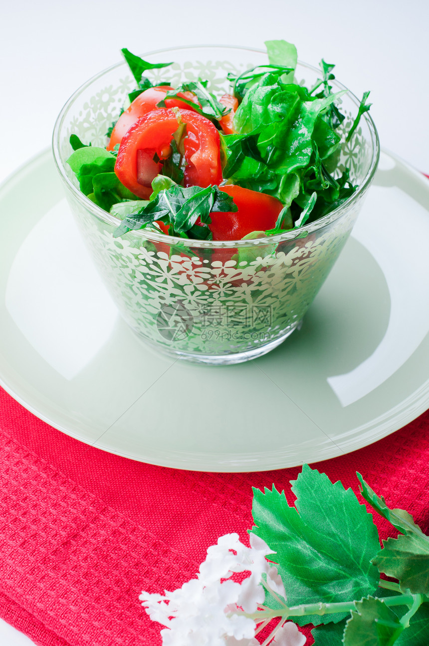 绿色玻璃碗里有蔬菜沙拉图片