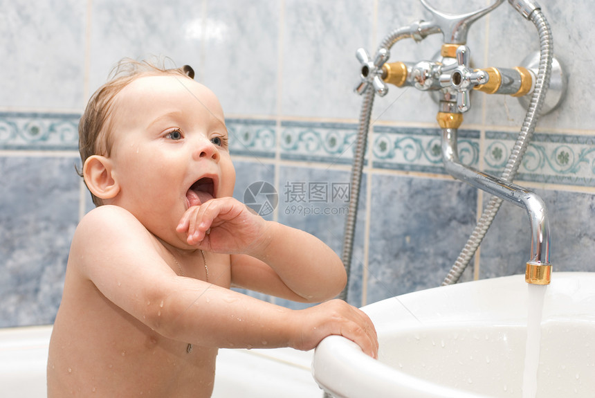 洗澡男性淋浴孩子浴室皮肤生活青年童年育儿卫生图片