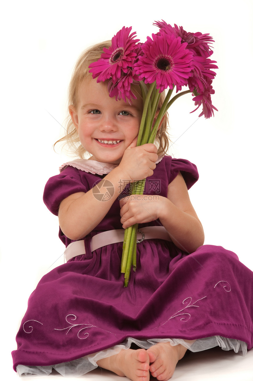 小女孩和鲜花礼物女儿雏菊儿童牙齿微笑金发女孩生日展示图片