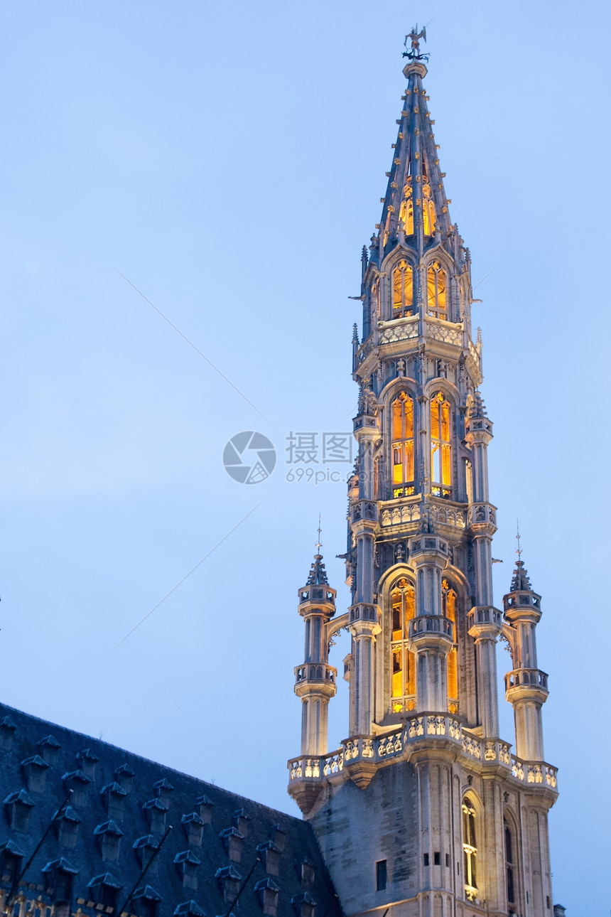 布鲁塞尔大广场市政厅塔塔楼旗帜圆顶城市蓝天尖塔天空大厅世界遗产正方形历史性图片