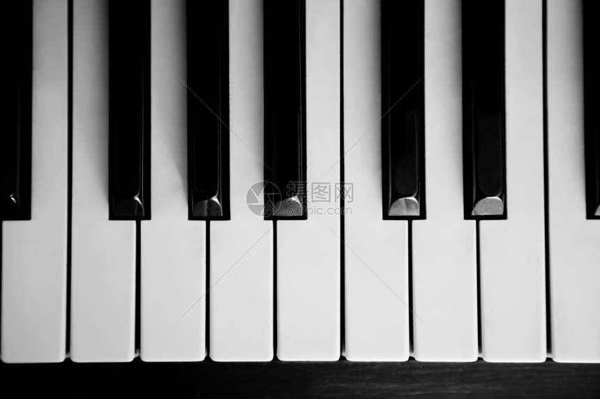 钢琴关在键盘上艺术乐器笔记音乐白色钥匙黑色宏观图片
