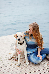 带狗的女孩女士拥抱草地训练白色友谊朋友闲暇女性猎犬高清图片