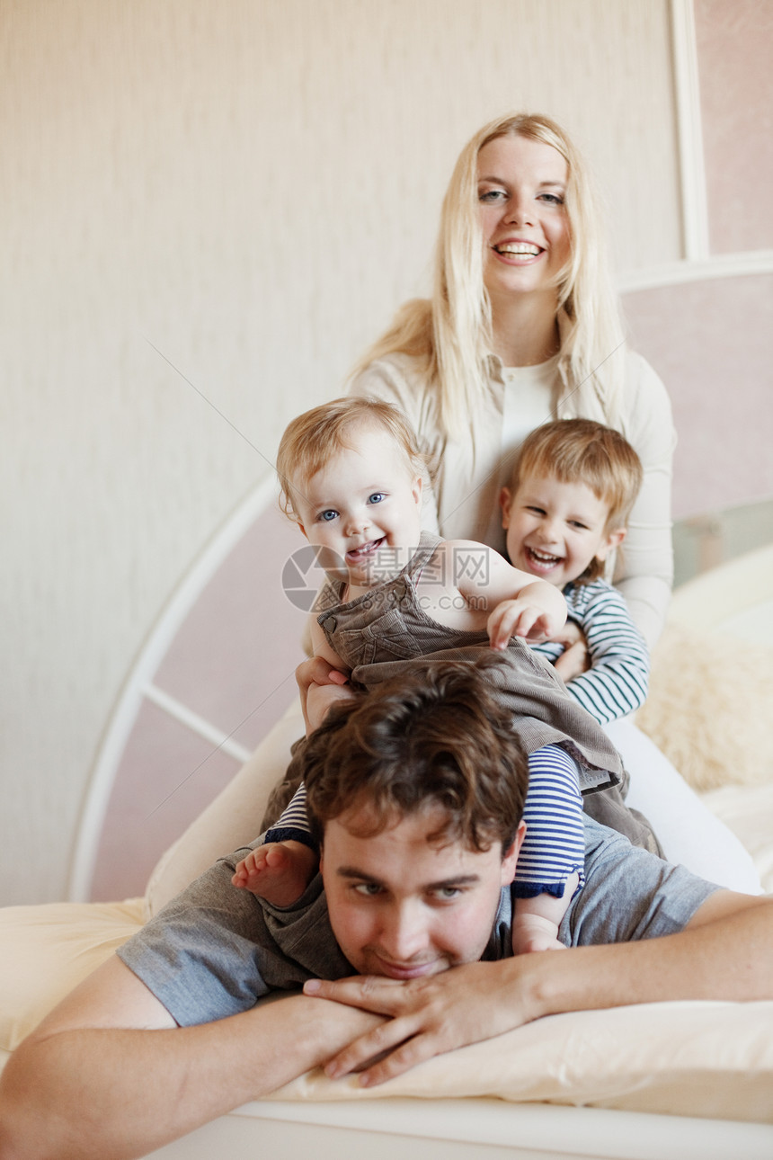 在家幸福的一家人家庭兄弟童年孩子们婴儿男人母亲乐趣快乐房间图片