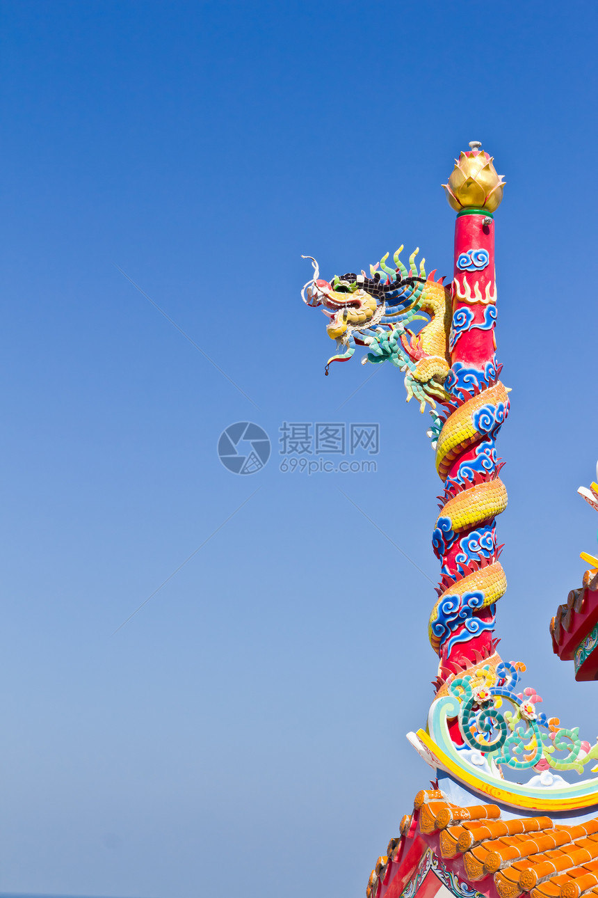 中国寺庙的蓝天对立龙雕像装饰品旅游建筑学小路祷告雕塑休息力量蓝色文化图片