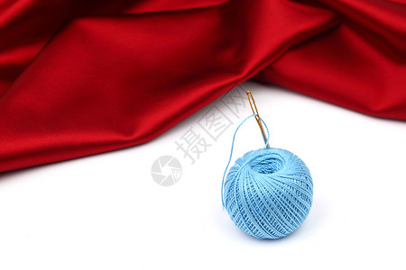 红色丝绸上的线缝纫织物布料刺绣手工业海浪爱好衣服维修工作背景图片