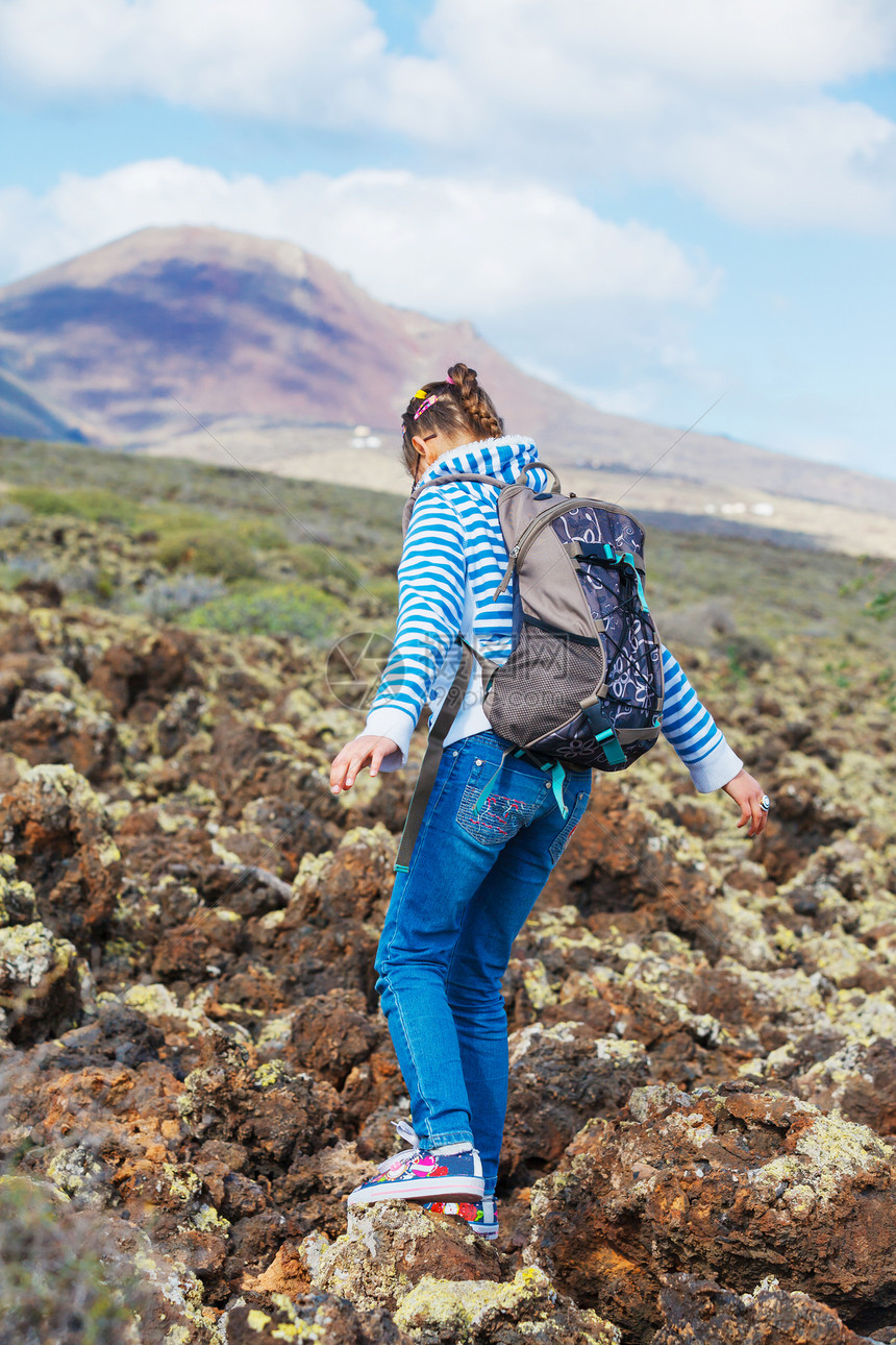 在山上旅行女孩青少年休息背包靴子闲暇远足远足者孩子们旅游图片