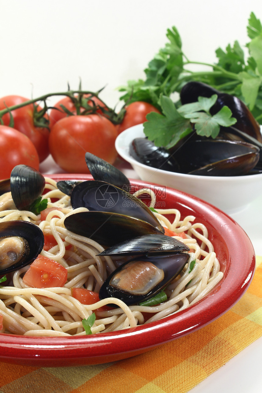 带贝贝贝的意大利面盘子美食海鲜菜单香菜草药贝类蛤蜊食物面条图片
