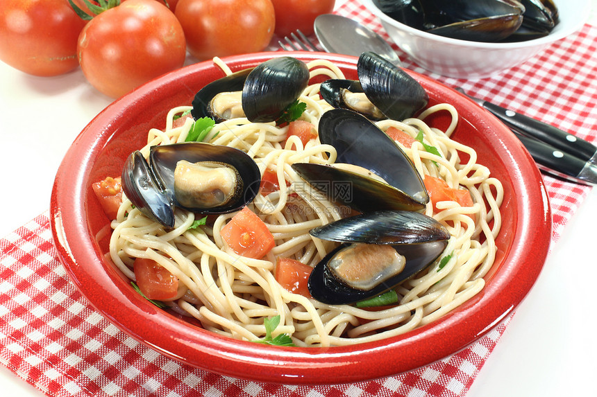 带贝贝贝的意大利面菜单贝类食物香菜草药烹饪面条盘子低脂肪美食图片