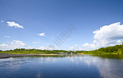 基洛夫平静河草原全景荒野季节蓝色树叶环境生态爬坡城市背景