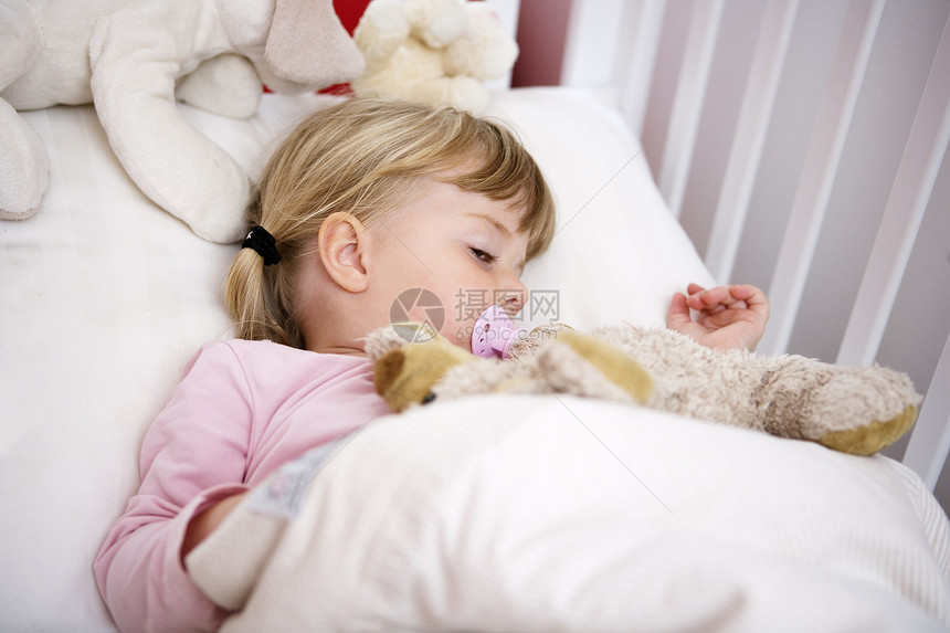 女孩在床上女性女儿睡眠粉色孩子们儿童朋友孩子奶嘴女孩们图片