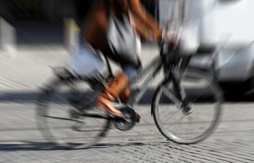 骑车妇女活动车轮运输照片蓝色女士运动旅行成人自行车图片