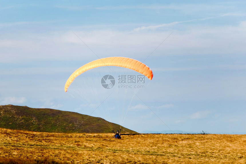 滑滑动勇气蓝色土地运动员自由乐趣天空风险降落伞车辆图片