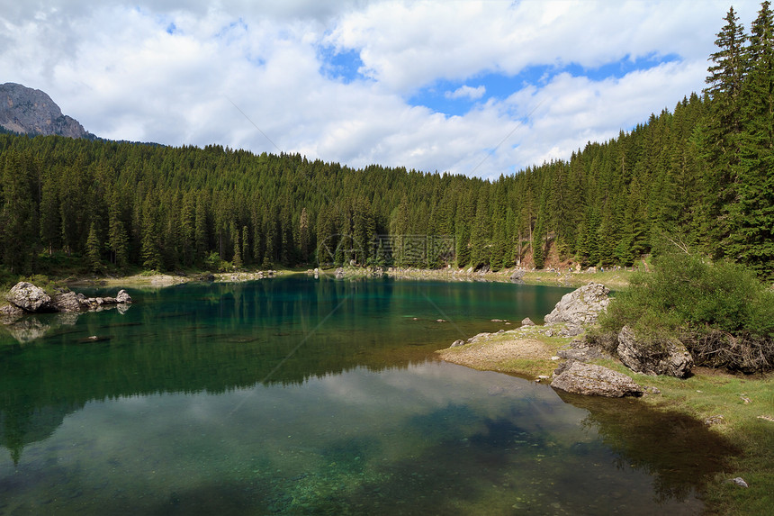 意大利Carezza湖芹菜天空栅栏反射岩石假期松树森林木头蓝色图片