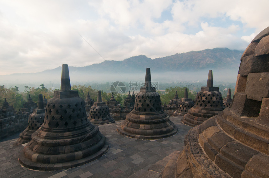 印度尼西亚中爪哇博罗布杜尔寺天空纪念碑遗迹宗教建筑学上帝废墟崇拜旅游雕像图片