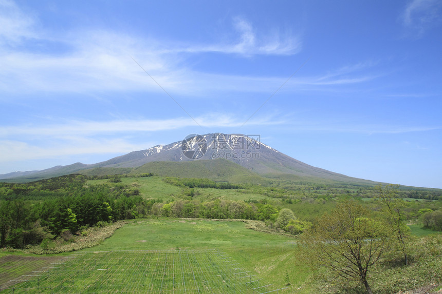 伊瓦特山和蓝天草原草地场地绿色阳光蓝色太阳季节天空图片