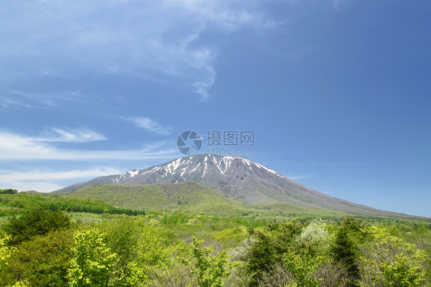 伊瓦特山和蓝天蓝色草原草地季节天空阳光绿色场地太阳图片