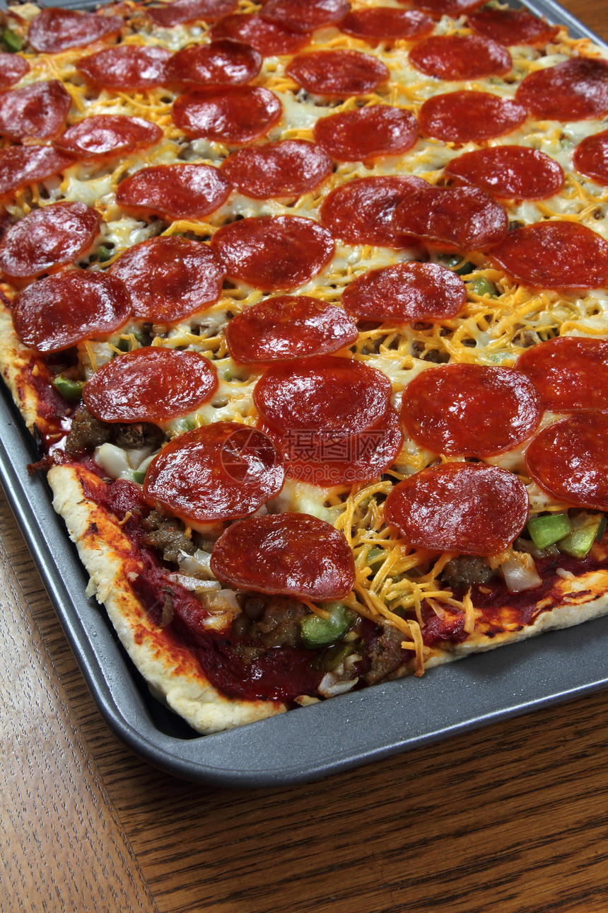 带奶酪和蔬菜的热自制辣椒蛋白披萨图片