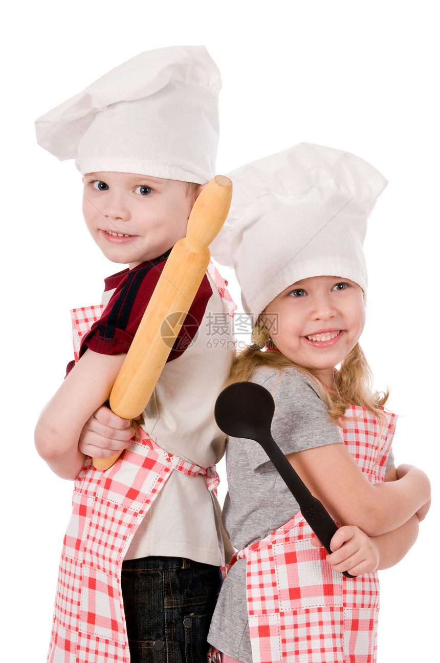 2名儿童做饭快乐帽子男性长发厨房孩子乐趣思考男生孩子们图片