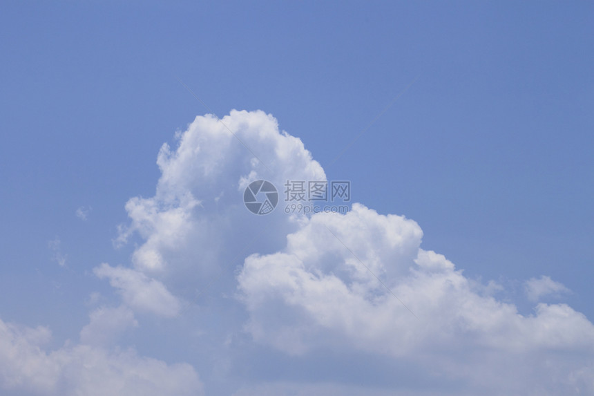 蓝色天空中的云气氛阳光白色云景地平线多云环境编队自由风景图片