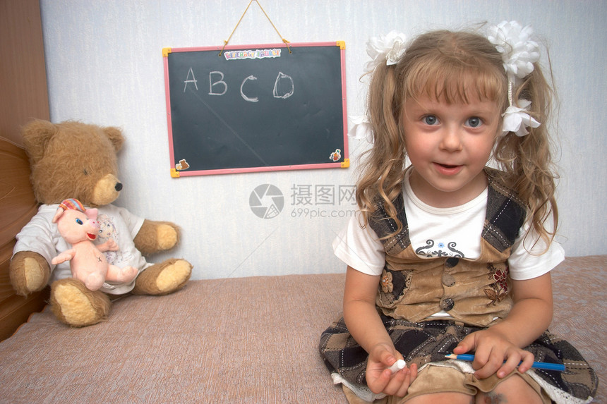 有玩具的女孩字母木板训练粉笔乐趣游戏父母女学生拼写模仿图片