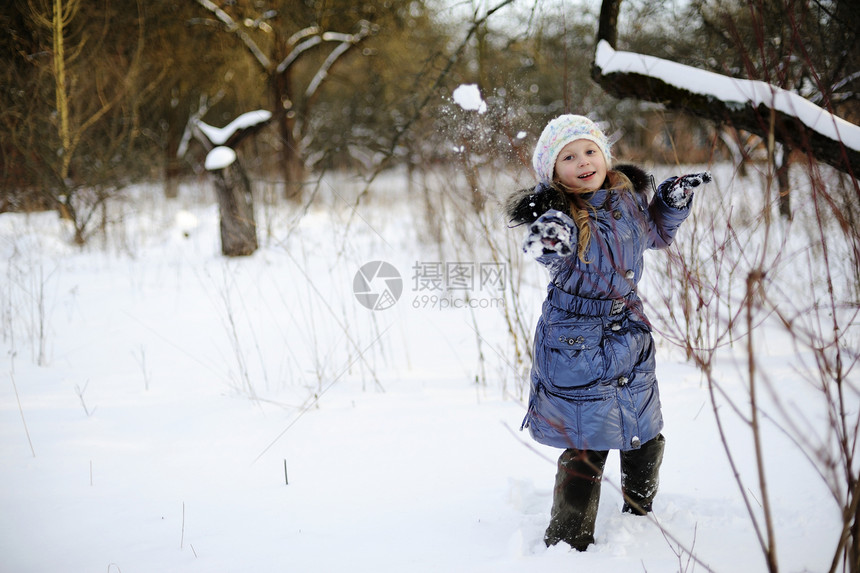 小女孩玩雪球行动童年乐趣女孩季节幸福图片