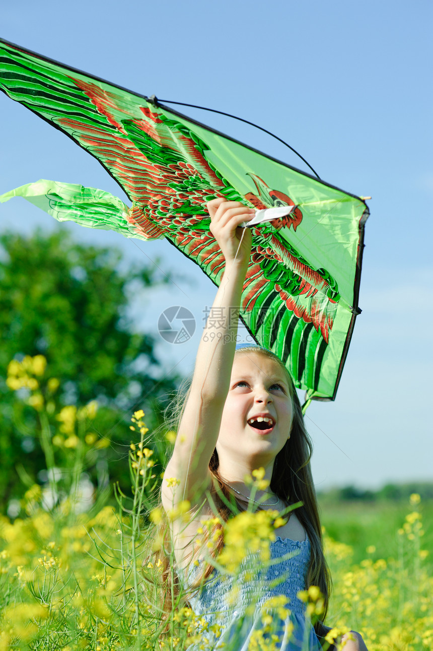 童年天空女孩幸福玩具孩子享受场地喜悦绿色自由图片