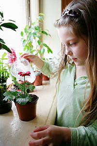 霍比孩子女孩快乐幸福花瓣叶子生长花园粉色园艺水高清图片素材