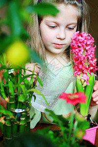 霍比叶子童年快乐女孩女性植物绿色生长孩子花园纯真高清图片素材