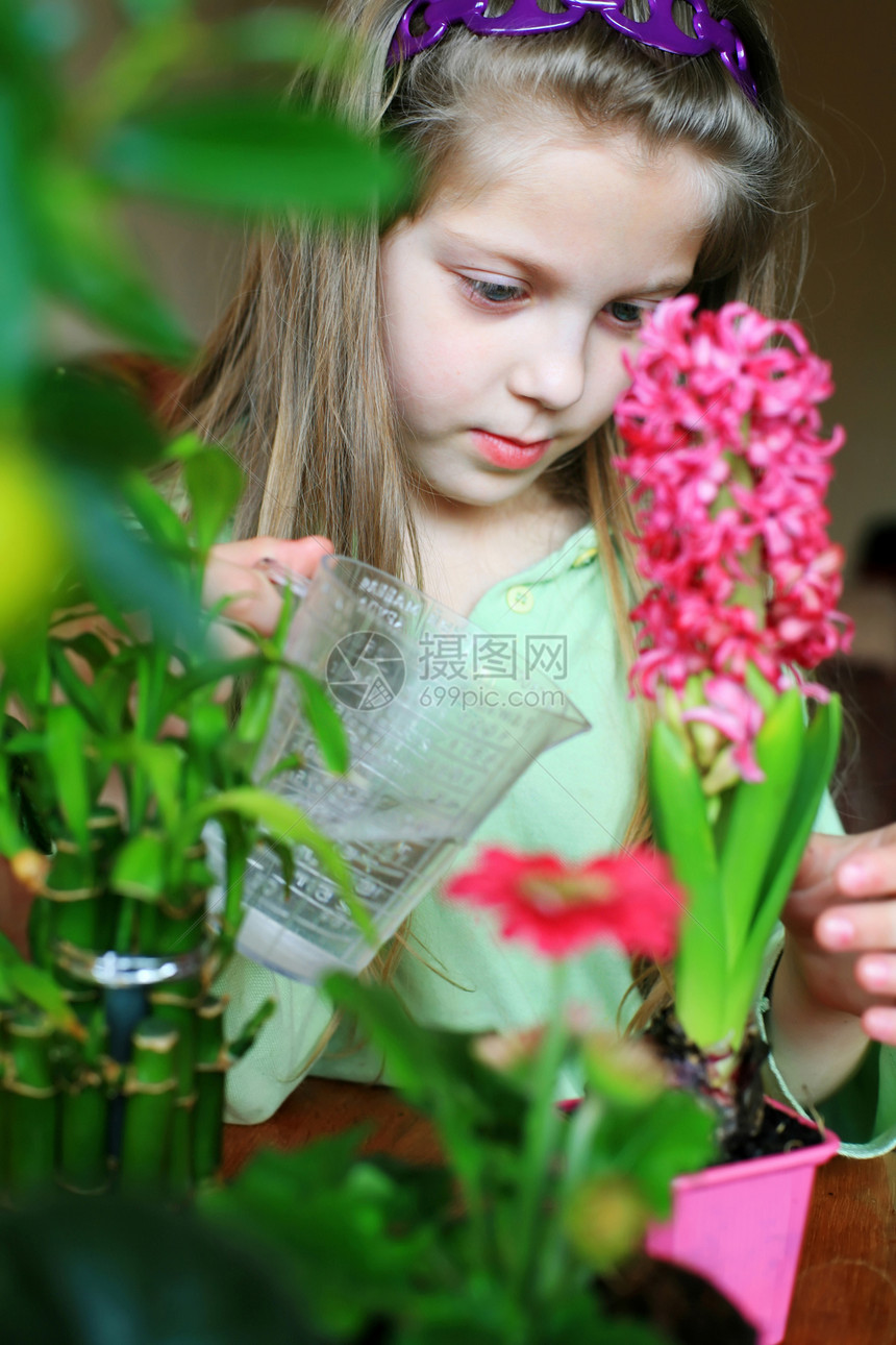 乖女孩园艺叶子植物绿色女孩花园生长孩子女性粉色