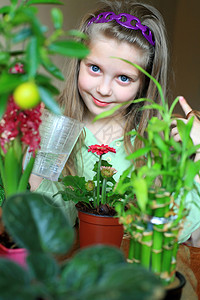 女童女孩女性粉色绿色快乐花瓣植物生长孩子杯子花园粉色的高清图片素材