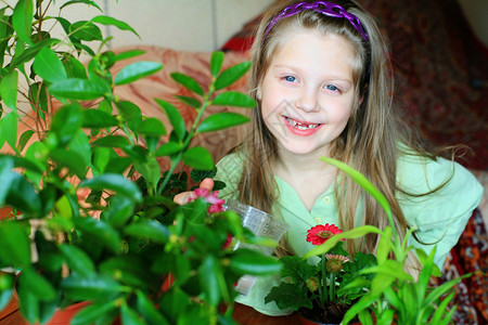 有趣的女孩生长粉色植物快乐孩子童年叶子女性园艺绿色美丽高清图片素材
