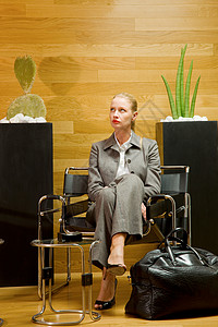 办室职业装在办公室大厅等候的女商务人士夹克工作人士职业装金发双腿头发裁缝商业职业背景