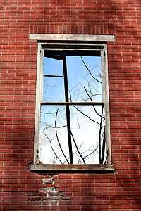 砖墙中的旧窗口木头红色框架建筑背景图片